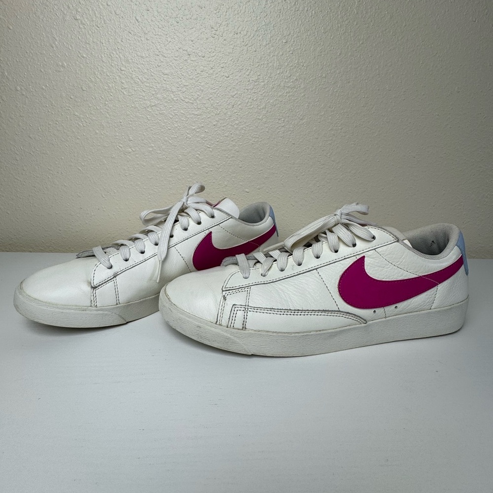 Nike Women's Off White Leather Sneakers with Magenta‎ Swoosh. US Size 10